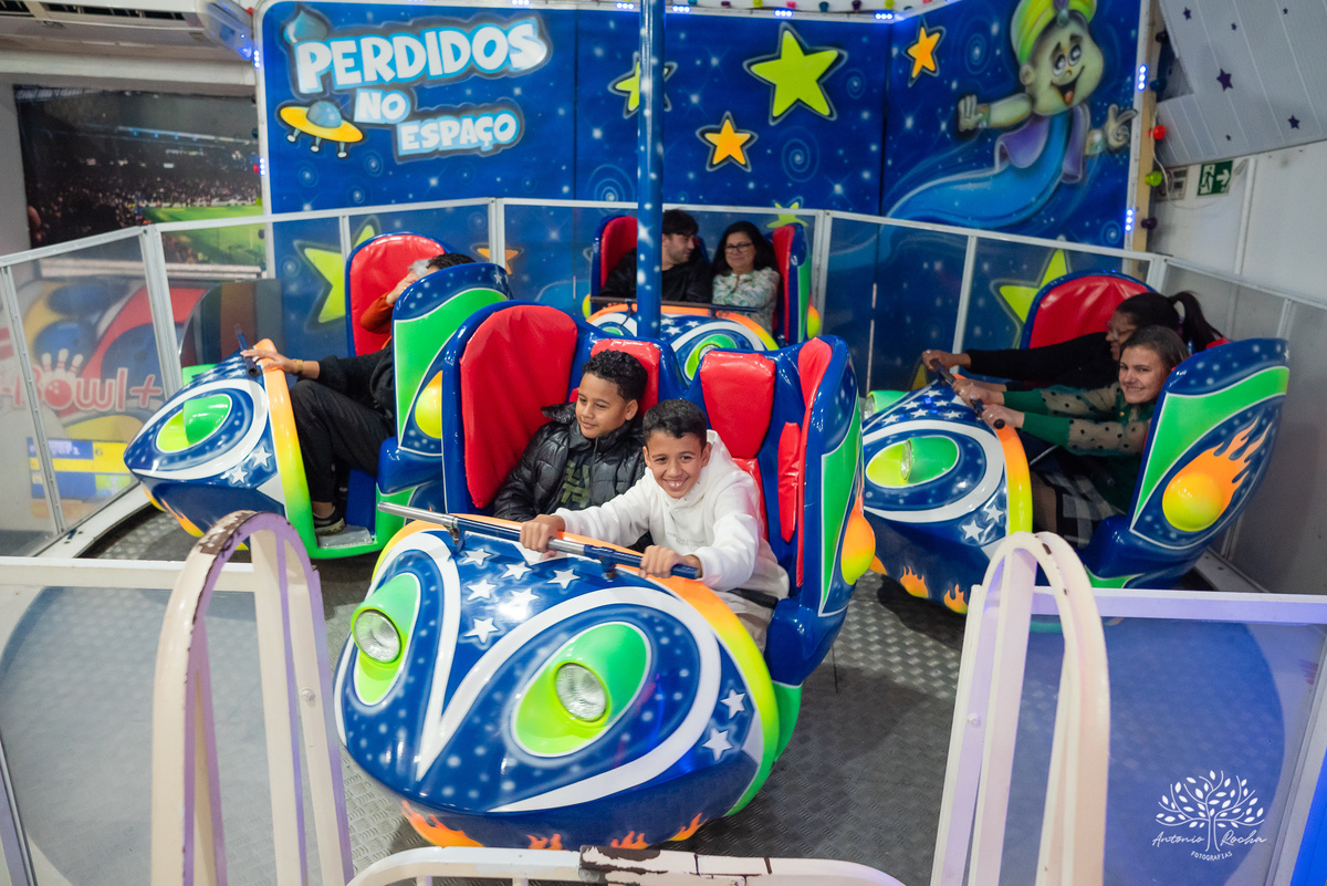 Festa-primeiro aninho-Bernardo-irmão mais novo-Pedro-Arthur-soneca-brincadeiras-sorriso-convidado- alegria-playground-diversão- parabéns-confetes-volta ao Sol-troca de fralda-família-fotógrafo-cliques-Antonio Rocha Fotografias-Pelotas