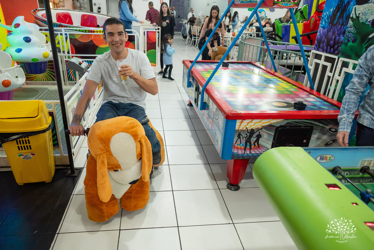Festa-primeiro aninho-Bernardo-irmão mais novo-Pedro-Arthur-soneca-brincadeiras-sorriso-convidado- alegria-playground-diversão- parabéns-confetes-volta ao Sol-troca de fralda-família-fotógrafo-cliques-Antonio Rocha Fotografias-Pelotas