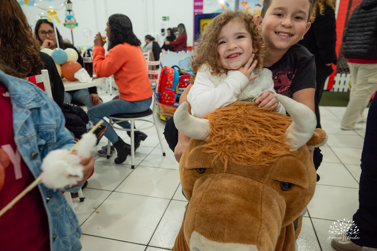 Festa-primeiro aninho-Bernardo-irmão mais novo-Pedro-Arthur-soneca-brincadeiras-sorriso-convidado- alegria-playground-diversão- parabéns-confetes-volta ao Sol-troca de fralda-família-fotógrafo-cliques-Antonio Rocha Fotografias-Pelotas