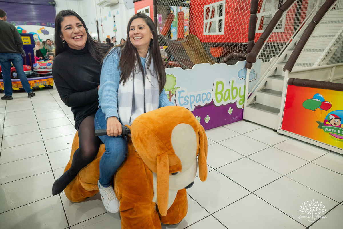 Festa-primeiro aninho-Bernardo-irmão mais novo-Pedro-Arthur-soneca-brincadeiras-sorriso-convidado- alegria-playground-diversão- parabéns-confetes-volta ao Sol-troca de fralda-família-fotógrafo-cliques-Antonio Rocha Fotografias-Pelotas