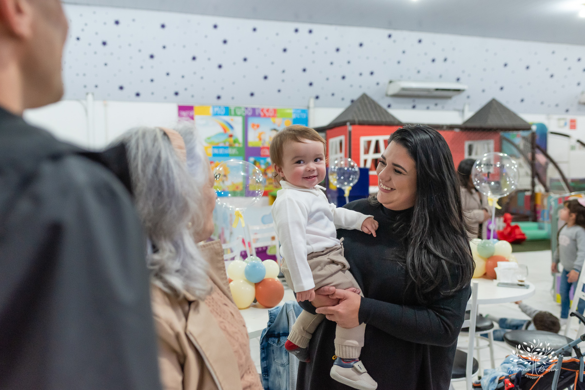 Festa-primeiro aninho-Bernardo-irmão mais novo-Pedro-Arthur-soneca-brincadeiras-sorriso-convidado- alegria-playground-diversão- parabéns-confetes-volta ao Sol-troca de fralda-família-fotógrafo-cliques-Antonio Rocha Fotografias-Pelotas