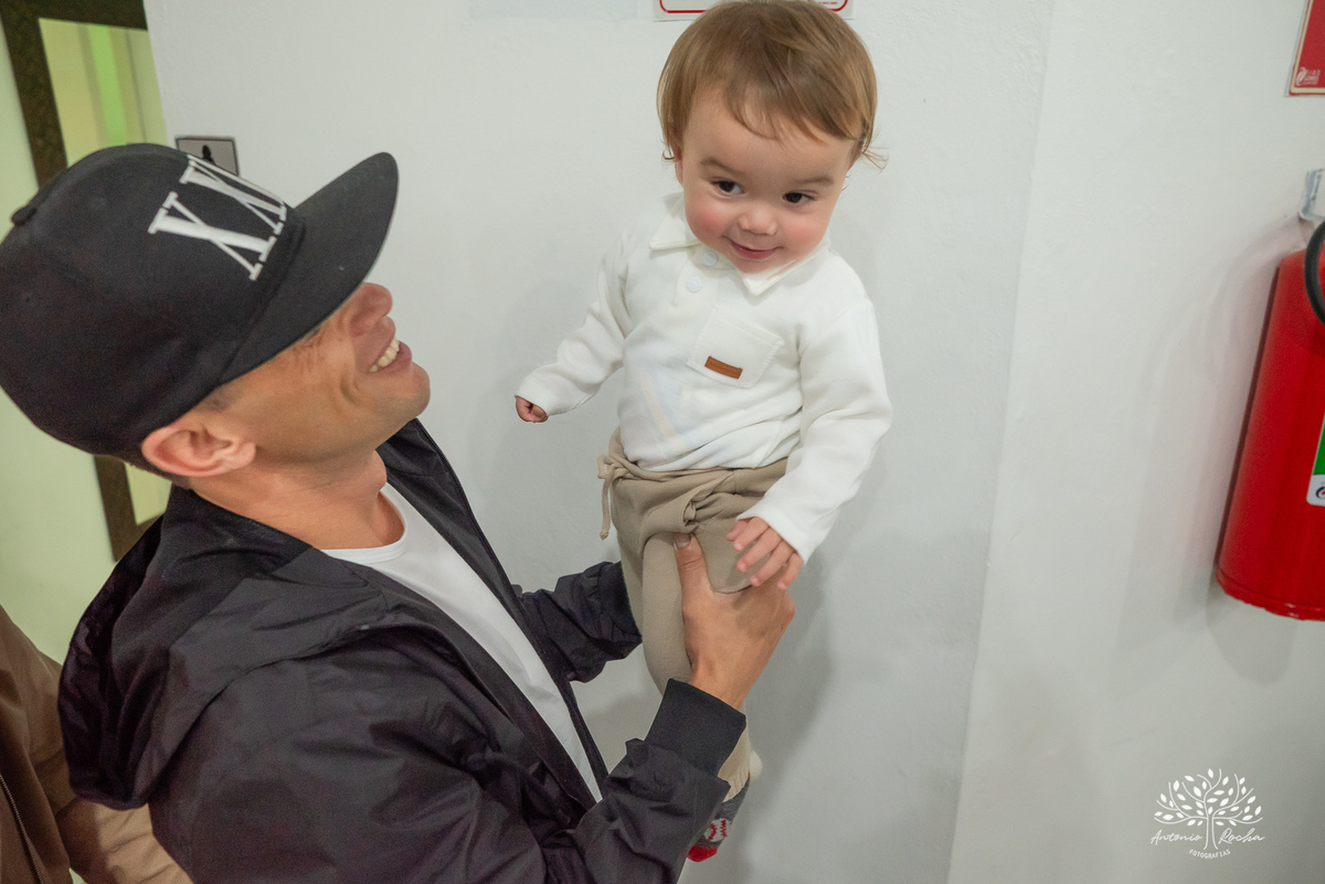 Festa-primeiro aninho-Bernardo-irmão mais novo-Pedro-Arthur-soneca-brincadeiras-sorriso-convidado- alegria-playground-diversão- parabéns-confetes-volta ao Sol-troca de fralda-família-fotógrafo-cliques-Antonio Rocha Fotografias-Pelotas