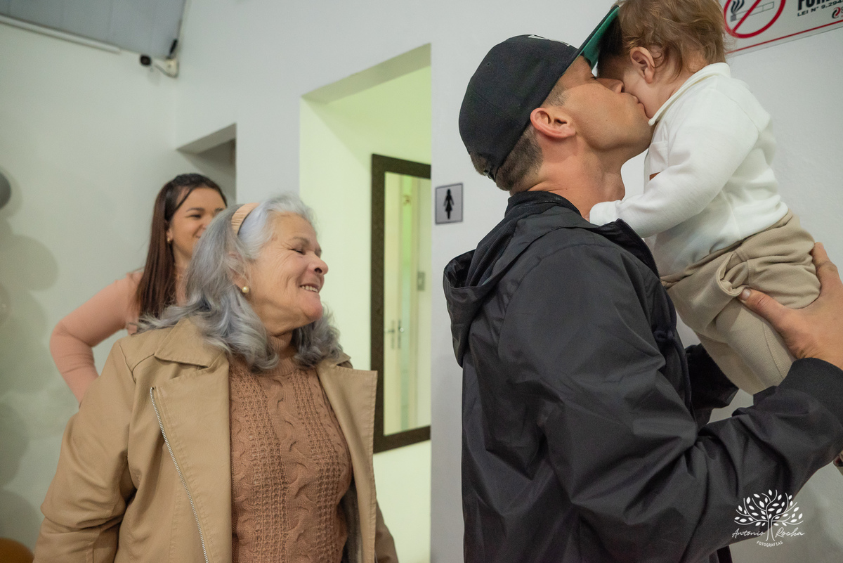 Festa-primeiro aninho-Bernardo-irmão mais novo-Pedro-Arthur-soneca-brincadeiras-sorriso-convidado- alegria-playground-diversão- parabéns-confetes-volta ao Sol-troca de fralda-família-fotógrafo-cliques-Antonio Rocha Fotografias-Pelotas
