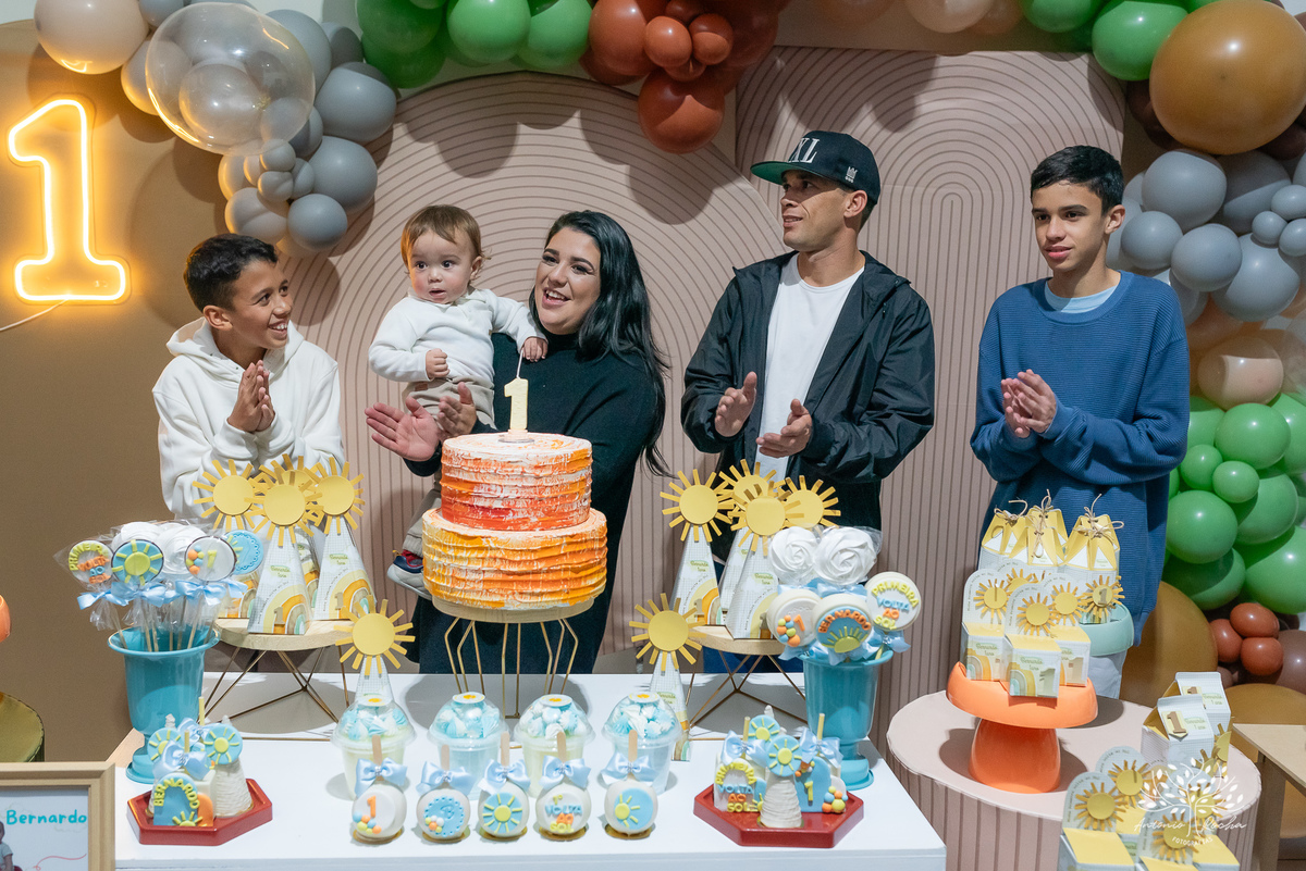 Festa-primeiro aninho-Bernardo-irmão mais novo-Pedro-Arthur-soneca-brincadeiras-sorriso-convidado- alegria-playground-diversão- parabéns-confetes-volta ao Sol-troca de fralda-família-fotógrafo-cliques-Antonio Rocha Fotografias-Pelotas
