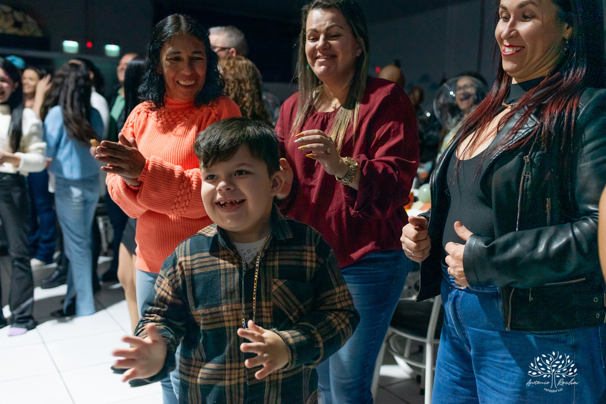 Festa-primeiro aninho-Bernardo-irmão mais novo-Pedro-Arthur-soneca-brincadeiras-sorriso-convidado- alegria-playground-diversão- parabéns-confetes-volta ao Sol-troca de fralda-família-fotógrafo-cliques-Antonio Rocha Fotografias-Pelotas
