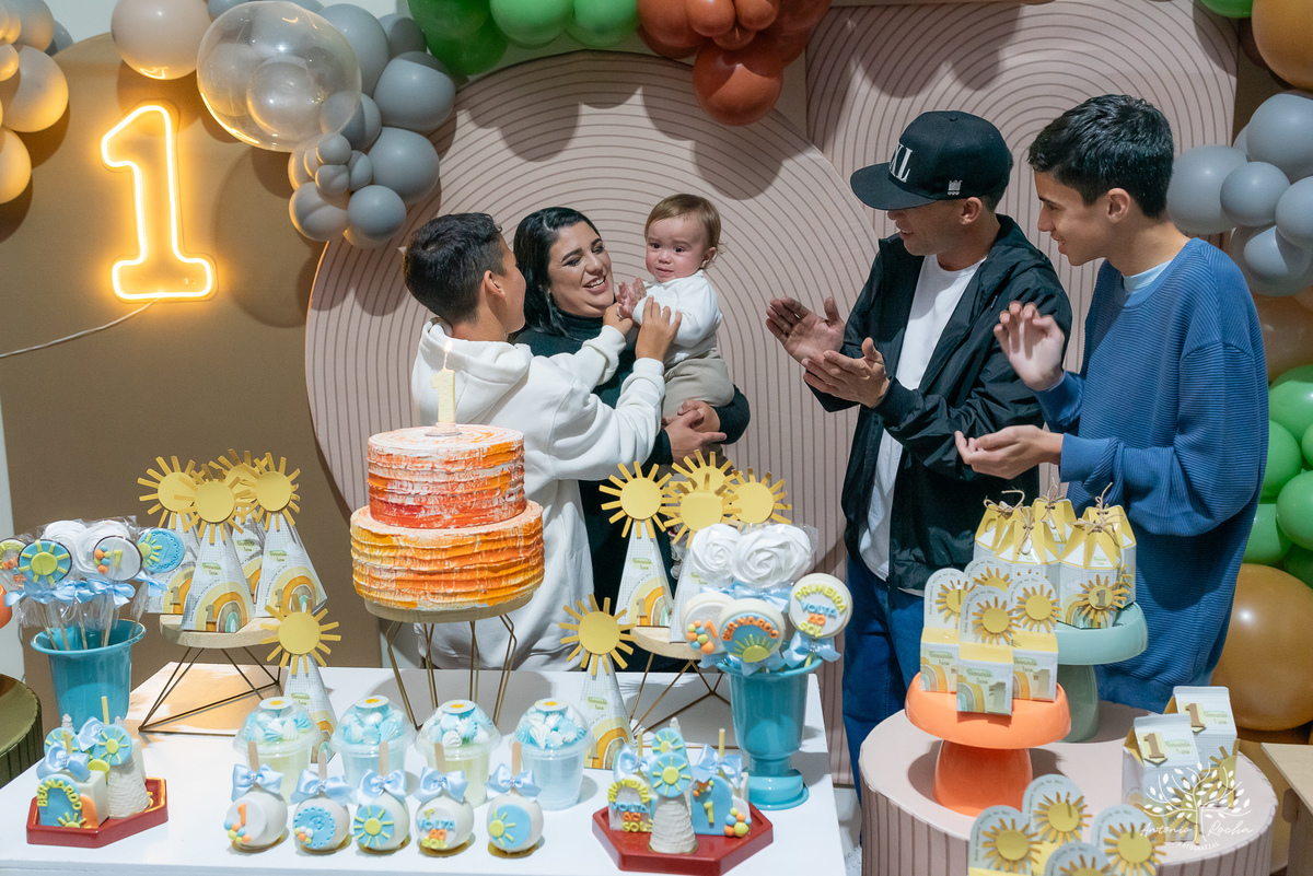 Festa-primeiro aninho-Bernardo-irmão mais novo-Pedro-Arthur-soneca-brincadeiras-sorriso-convidado- alegria-playground-diversão- parabéns-confetes-volta ao Sol-troca de fralda-família-fotógrafo-cliques-Antonio Rocha Fotografias-Pelotas