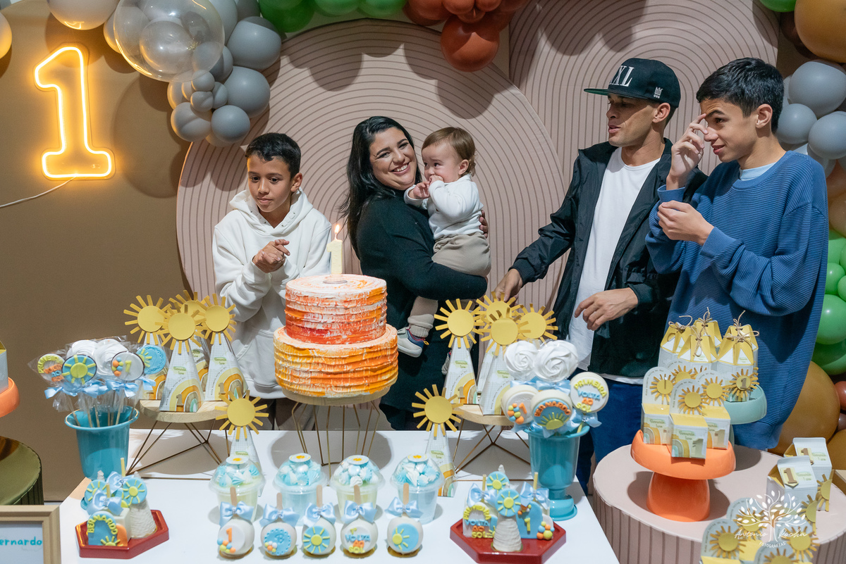 Festa-primeiro aninho-Bernardo-irmão mais novo-Pedro-Arthur-soneca-brincadeiras-sorriso-convidado- alegria-playground-diversão- parabéns-confetes-volta ao Sol-troca de fralda-família-fotógrafo-cliques-Antonio Rocha Fotografias-Pelotas