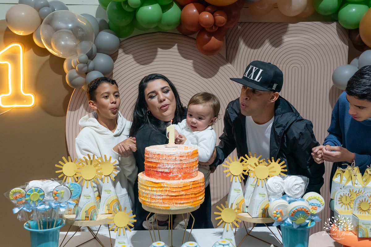 Festa-primeiro aninho-Bernardo-irmão mais novo-Pedro-Arthur-soneca-brincadeiras-sorriso-convidado- alegria-playground-diversão- parabéns-confetes-volta ao Sol-troca de fralda-família-fotógrafo-cliques-Antonio Rocha Fotografias-Pelotas