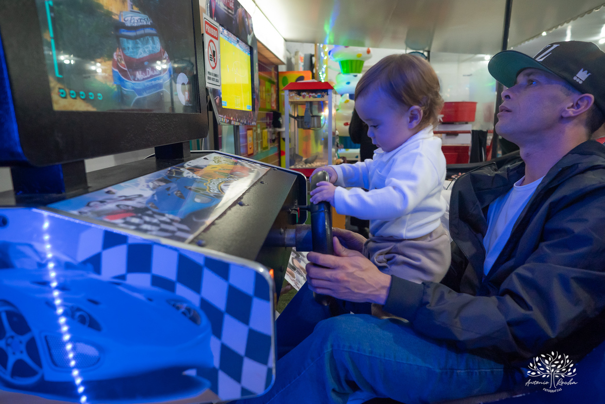 Festa-primeiro aninho-Bernardo-irmão mais novo-Pedro-Arthur-soneca-brincadeiras-sorriso-convidado- alegria-playground-diversão- parabéns-confetes-volta ao Sol-troca de fralda-família-fotógrafo-cliques-Antonio Rocha Fotografias-Pelotas