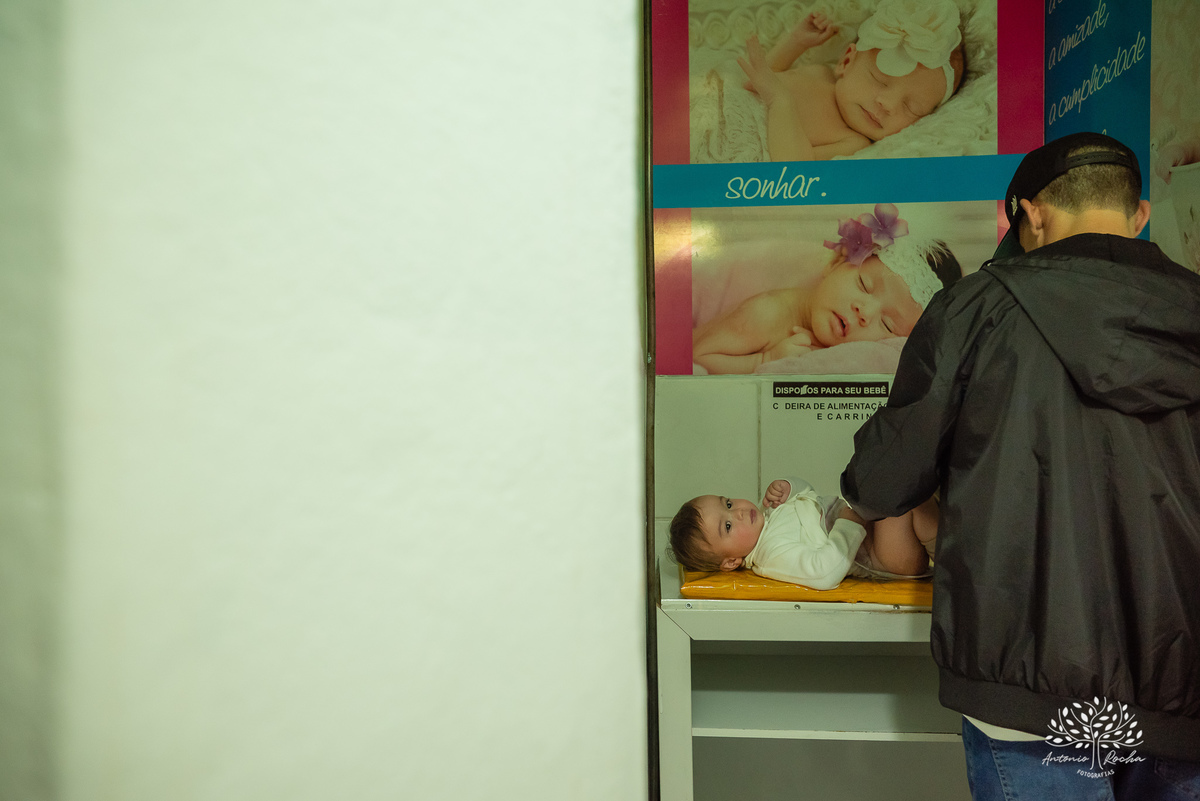 Festa-primeiro aninho-Bernardo-irmão mais novo-Pedro-Arthur-soneca-brincadeiras-sorriso-convidado- alegria-playground-diversão- parabéns-confetes-volta ao Sol-troca de fralda-família-fotógrafo-cliques-Antonio Rocha Fotografias-Pelotas