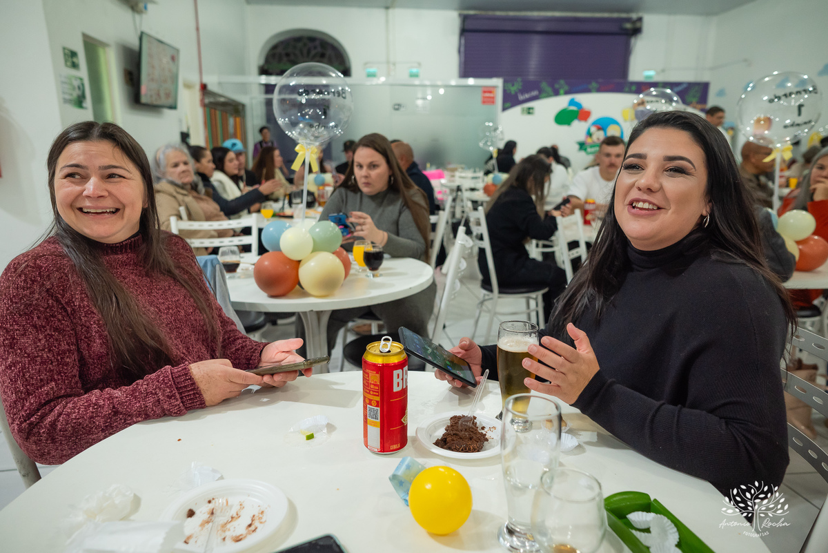 Festa-primeiro aninho-Bernardo-irmão mais novo-Pedro-Arthur-soneca-brincadeiras-sorriso-convidado- alegria-playground-diversão- parabéns-confetes-volta ao Sol-troca de fralda-família-fotógrafo-cliques-Antonio Rocha Fotografias-Pelotas