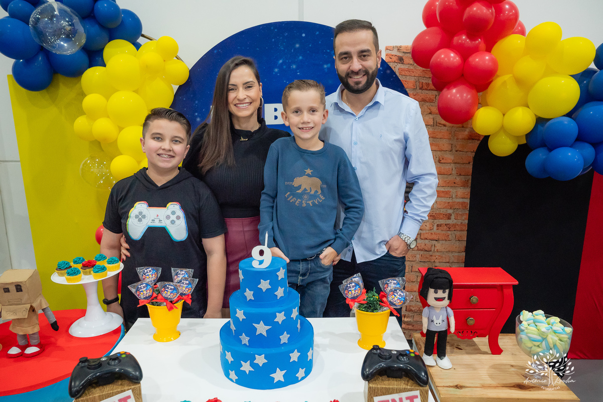 festa de aniversário - Caio 9 anos - fotógrafo de festas infantis - fotografia de aniversários - fotografia espontânea - família e amigos - crianças brincando - caras e bocas - riso fácil - Antonio Rocha Fotografias - fotos de família - Pelotas