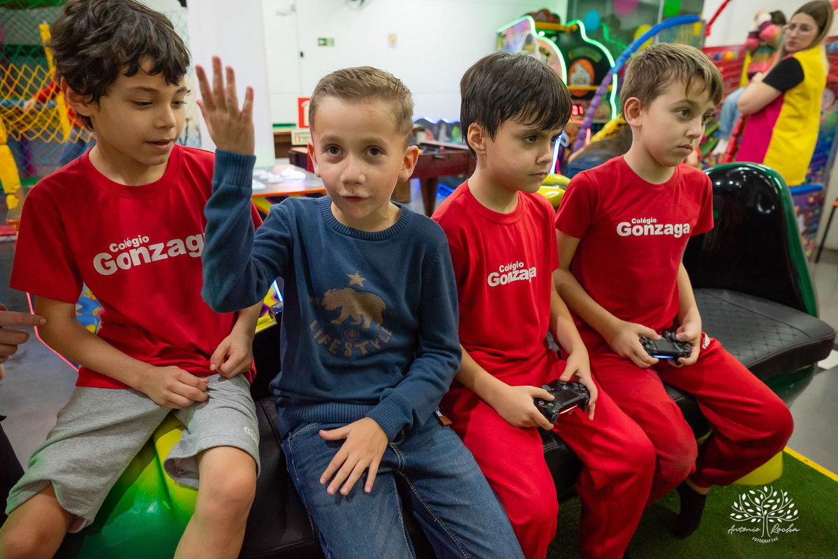 festa de aniversário - Caio 9 anos - fotógrafo de festas infantis - fotografia de aniversários - fotografia espontânea - família e amigos - crianças brincando - caras e bocas - riso fácil - Antonio Rocha Fotografias - fotos de família - Pelotas