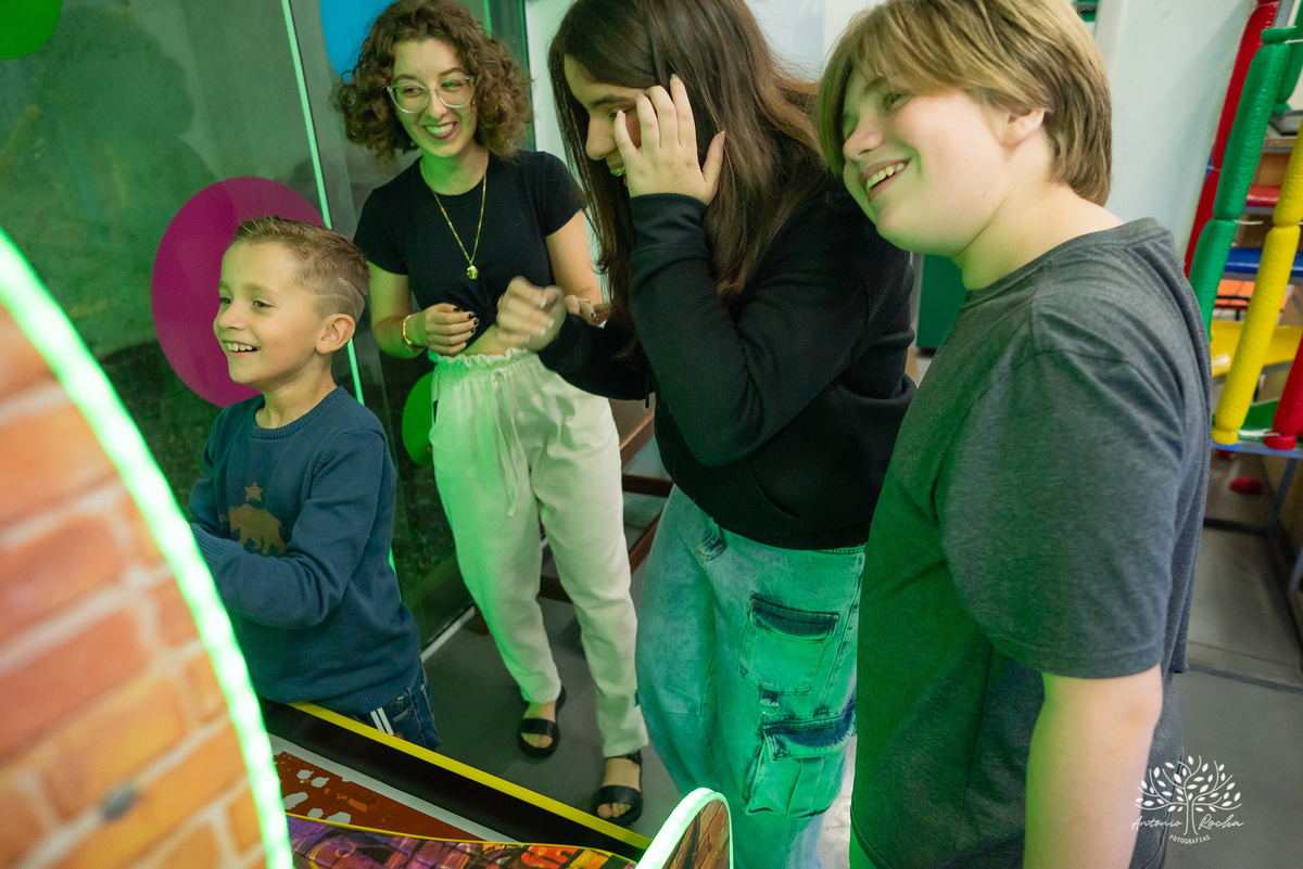 festa de aniversário - Caio 9 anos - fotógrafo de festas infantis - fotografia de aniversários - fotografia espontânea - família e amigos - crianças brincando - caras e bocas - riso fácil - Antonio Rocha Fotografias - fotos de família - Pelotas