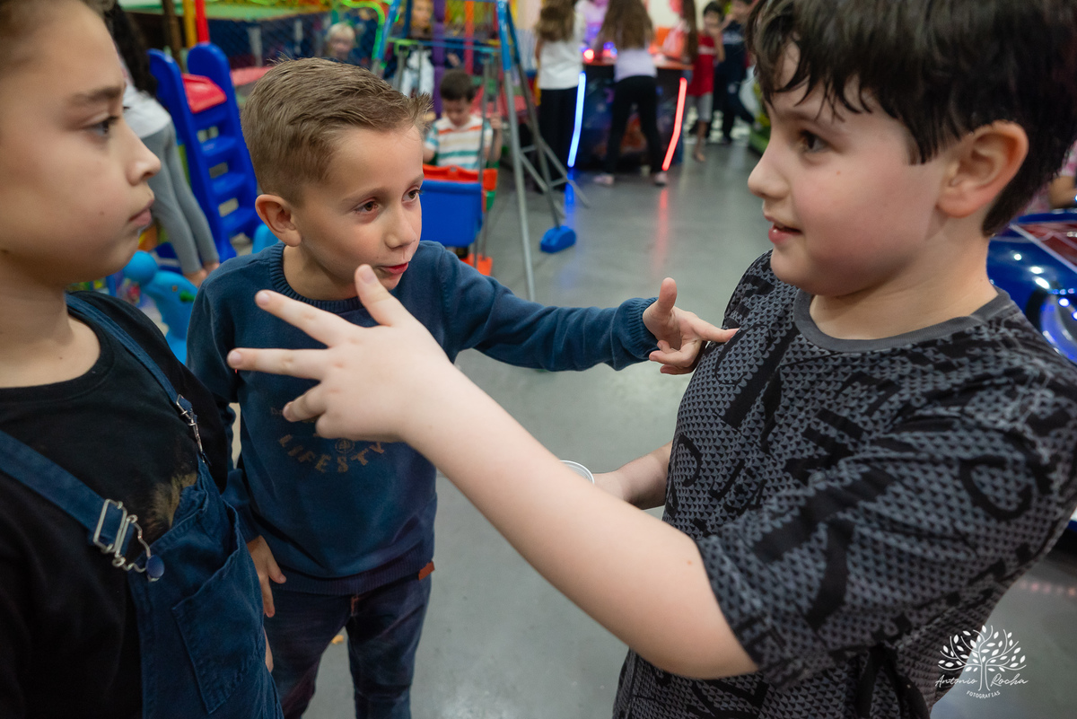 festa de aniversário - Caio 9 anos - fotógrafo de festas infantis - fotografia de aniversários - fotografia espontânea - família e amigos - crianças brincando - caras e bocas - riso fácil - Antonio Rocha Fotografias - fotos de família - Pelotas