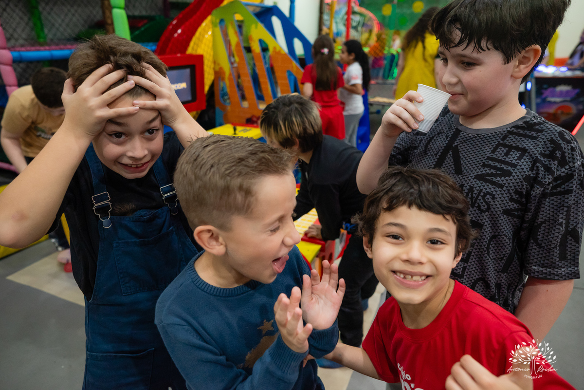 festa de aniversário - Caio 9 anos - fotógrafo de festas infantis - fotografia de aniversários - fotografia espontânea - família e amigos - crianças brincando - caras e bocas - riso fácil - Antonio Rocha Fotografias - fotos de família - Pelotas