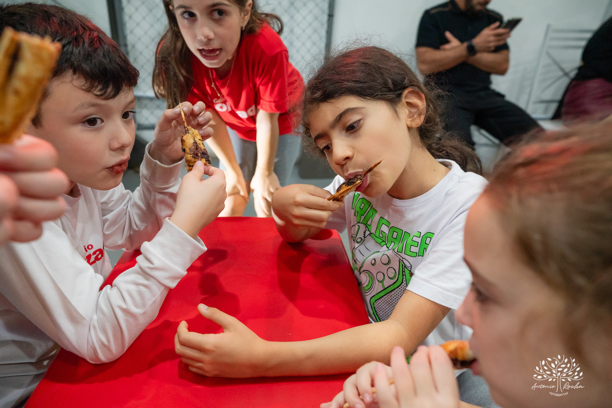 festa de aniversário - Caio 9 anos - fotógrafo de festas infantis - fotografia de aniversários - fotografia espontânea - família e amigos - crianças brincando - caras e bocas - riso fácil - Antonio Rocha Fotografias - fotos de família - Pelotas
