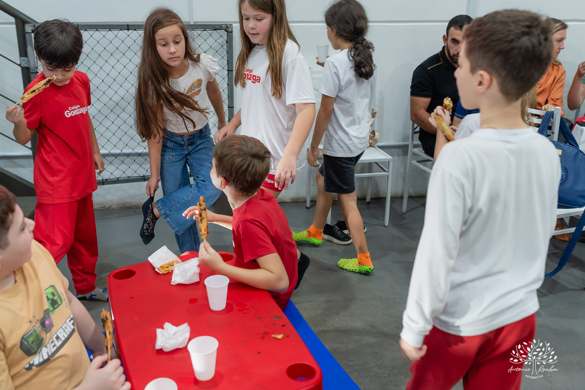 festa de aniversário - Caio 9 anos - fotógrafo de festas infantis - fotografia de aniversários - fotografia espontânea - família e amigos - crianças brincando - caras e bocas - riso fácil - Antonio Rocha Fotografias - fotos de família - Pelotas