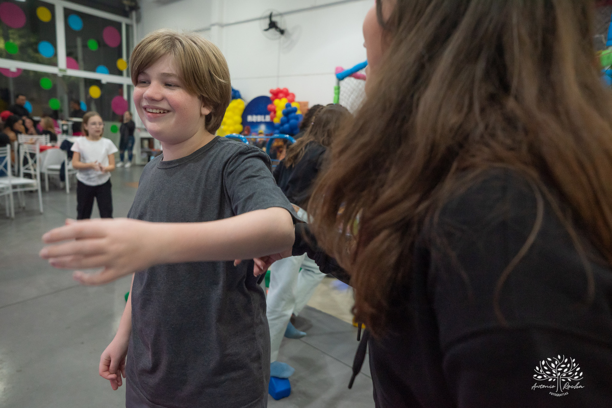 festa de aniversário - Caio 9 anos - fotógrafo de festas infantis - fotografia de aniversários - fotografia espontânea - família e amigos - crianças brincando - caras e bocas - riso fácil - Antonio Rocha Fotografias - fotos de família - Pelotas