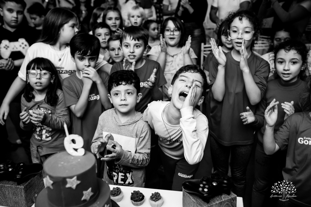 festa de aniversário - Caio 9 anos - fotógrafo de festas infantis - fotografia de aniversários - fotografia espontânea - família e amigos - crianças brincando - caras e bocas - riso fácil - Antonio Rocha Fotografias - fotos de família - Pelotas