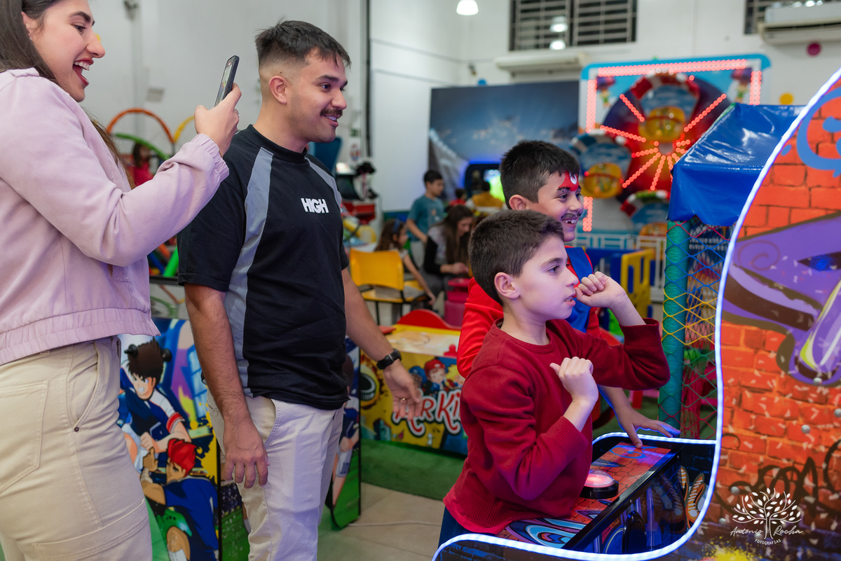 festa-de-aniversário - Super-Mário-Bross -cama elástica - Hoverboard - diversão - alegria - celebração - amigos - família - gratidão - confiança - fotografia - decoração-temática – Loly Pop - Antonio-Rocha-Fotografias-Pelotas