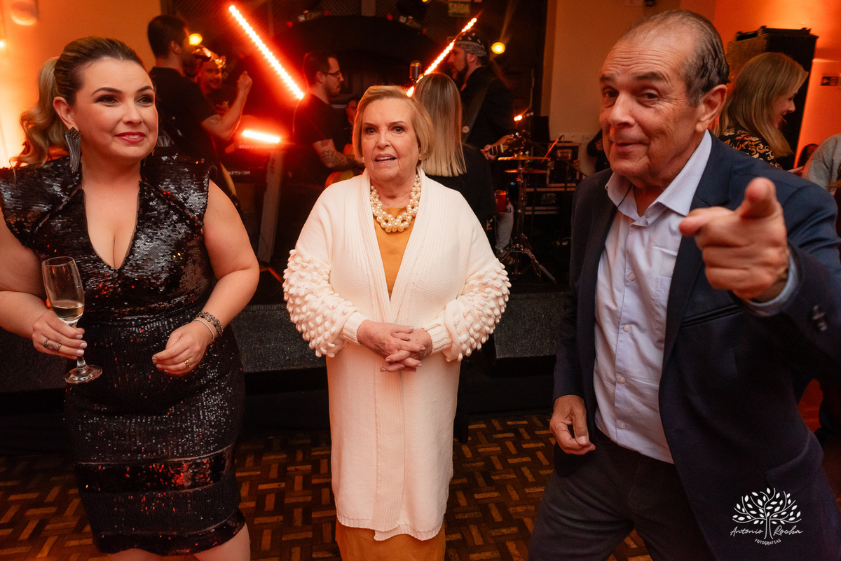 40 Anos - Luciana Cunha - Comemorar - Amigos - Familiares - Clube Dunas - Pelotas - Dra. Luciana Cunha - Jukebox - Músicas Atuais - Clássicos dos Anos 90 - Dançaram - Vida - Fotografia - Sorriso - Abraço -  Fotos - Emoções - Antonio Rocha Fotografias