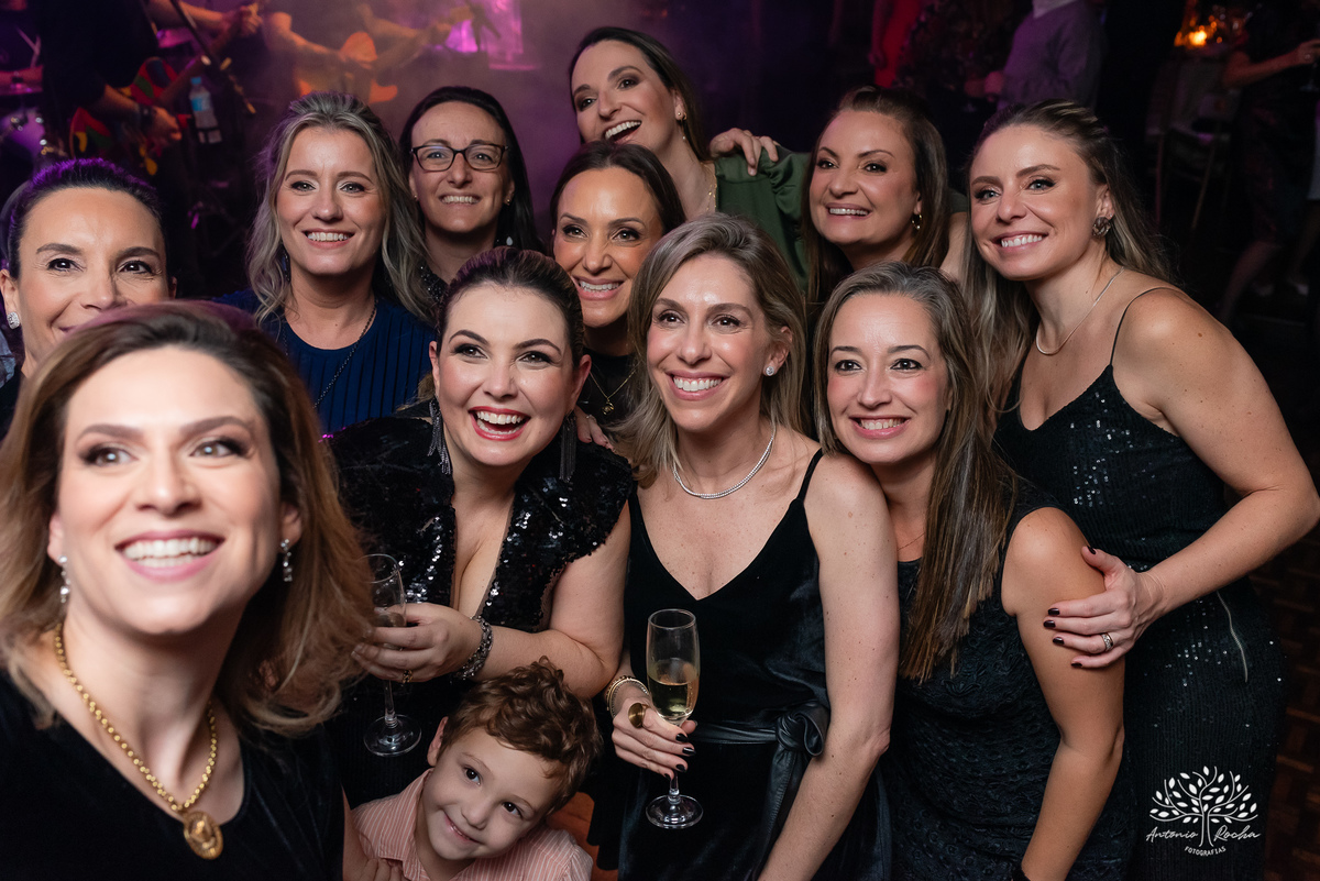 40 Anos - Luciana Cunha - Comemorar - Amigos - Familiares - Clube Dunas - Pelotas - Dra. Luciana Cunha - Jukebox - Músicas Atuais - Clássicos dos Anos 90 - Dançaram - Vida - Fotografia - Sorriso - Abraço -  Fotos - Emoções - Antonio Rocha Fotografias