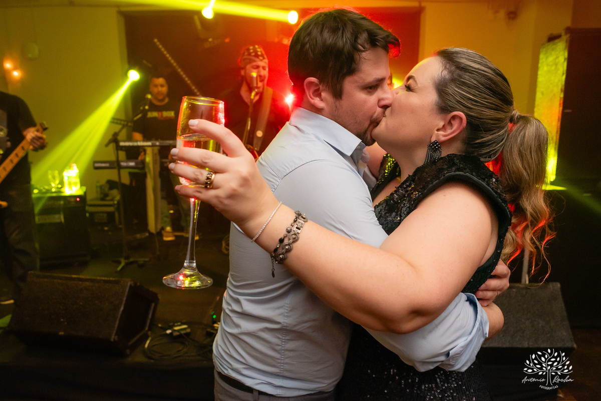 40 Anos - Luciana Cunha - Comemorar - Amigos - Familiares - Clube Dunas - Pelotas - Dra. Luciana Cunha - Jukebox - Músicas Atuais - Clássicos dos Anos 90 - Dançaram - Vida - Fotografia - Sorriso - Abraço -  Fotos - Emoções - Antonio Rocha Fotografias