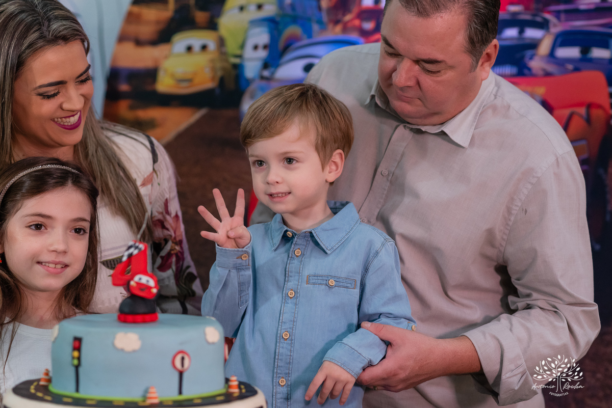 festa infantil - aniversário de 4 anos - Caio - alegria - esperto - apaixonado por carros - aventura - descobertas - brincadeiras - família - amigos - celebração - parabéns - decoração de carros - pelúcias - fotografia de festa - Antonio Rocha Fotografias