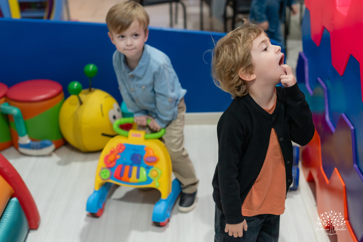 festa infantil - aniversário de 4 anos - Caio - alegria - esperto - apaixonado por carros - aventura - descobertas - brincadeiras - família - amigos - celebração - parabéns - decoração de carros - pelúcias - fotografia de festa - Antonio Rocha Fotografias