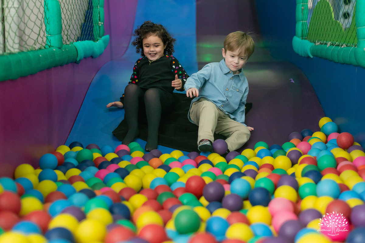 festa infantil - aniversário de 4 anos - Caio - alegria - esperto - apaixonado por carros - aventura - descobertas - brincadeiras - família - amigos - celebração - parabéns - decoração de carros - pelúcias - fotografia de festa - Antonio Rocha Fotografias