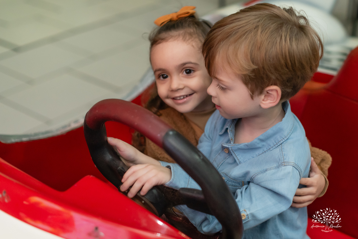 festa infantil - aniversário de 4 anos - Caio - alegria - esperto - apaixonado por carros - aventura - descobertas - brincadeiras - família - amigos - celebração - parabéns - decoração de carros - pelúcias - fotografia de festa - Antonio Rocha Fotografias
