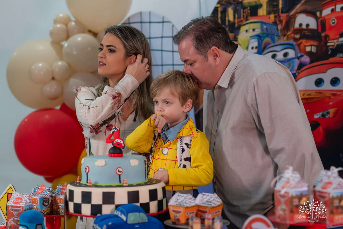 festa infantil - aniversário de 4 anos - Caio - alegria - esperto - apaixonado por carros - aventura - descobertas - brincadeiras - família - amigos - celebração - parabéns - decoração de carros - pelúcias - fotografia de festa - Antonio Rocha Fotografias