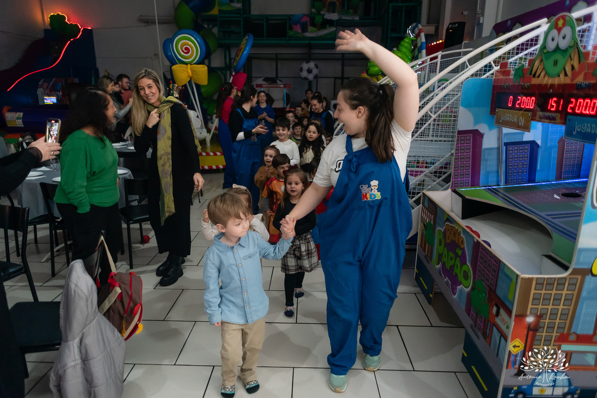 festa infantil - aniversário de 4 anos - Caio - alegria - esperto - apaixonado por carros - aventura - descobertas - brincadeiras - família - amigos - celebração - parabéns - decoração de carros - pelúcias - fotografia de festa - Antonio Rocha Fotografias