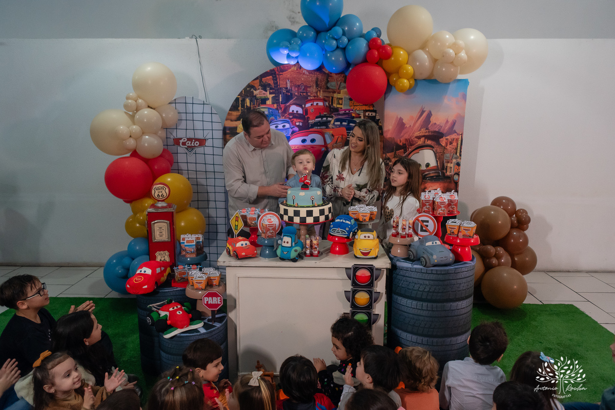 festa infantil - aniversário de 4 anos - Caio - alegria - esperto - apaixonado por carros - aventura - descobertas - brincadeiras - família - amigos - celebração - parabéns - decoração de carros - pelúcias - fotografia de festa - Antonio Rocha Fotografias