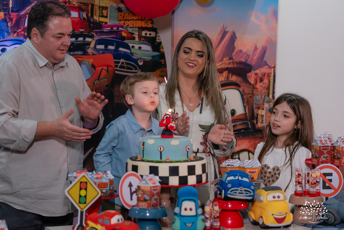 festa infantil - aniversário de 4 anos - Caio - alegria - esperto - apaixonado por carros - aventura - descobertas - brincadeiras - família - amigos - celebração - parabéns - decoração de carros - pelúcias - fotografia de festa - Antonio Rocha Fotografias