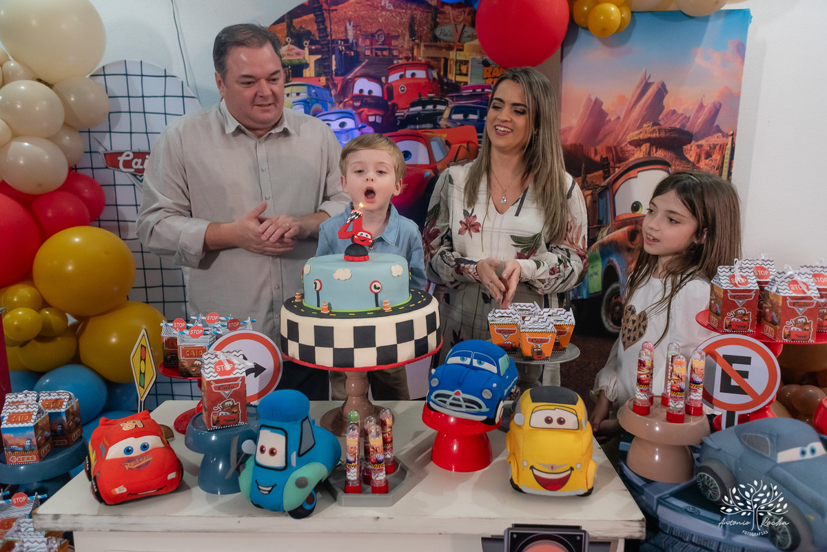 festa infantil - aniversário de 4 anos - Caio - alegria - esperto - apaixonado por carros - aventura - descobertas - brincadeiras - família - amigos - celebração - parabéns - decoração de carros - pelúcias - fotografia de festa - Antonio Rocha Fotografias