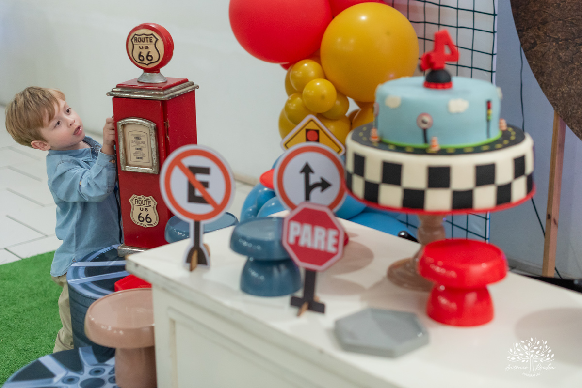 festa infantil - aniversário de 4 anos - Caio - alegria - esperto - apaixonado por carros - aventura - descobertas - brincadeiras - família - amigos - celebração - parabéns - decoração de carros - pelúcias - fotografia de festa - Antonio Rocha Fotografias