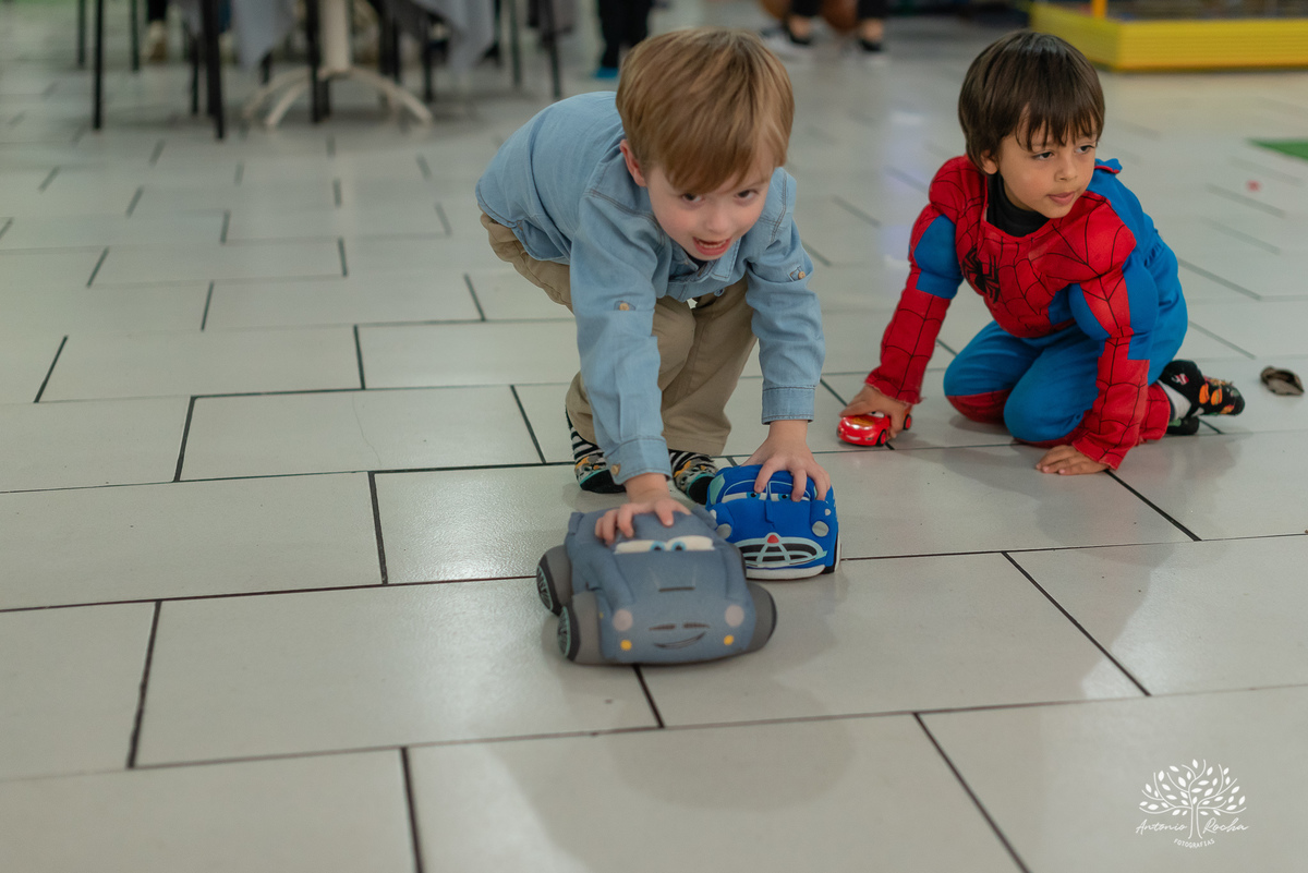 festa infantil - aniversário de 4 anos - Caio - alegria - esperto - apaixonado por carros - aventura - descobertas - brincadeiras - família - amigos - celebração - parabéns - decoração de carros - pelúcias - fotografia de festa - Antonio Rocha Fotografias