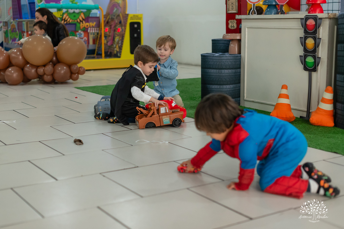 festa infantil - aniversário de 4 anos - Caio - alegria - esperto - apaixonado por carros - aventura - descobertas - brincadeiras - família - amigos - celebração - parabéns - decoração de carros - pelúcias - fotografia de festa - Antonio Rocha Fotografias