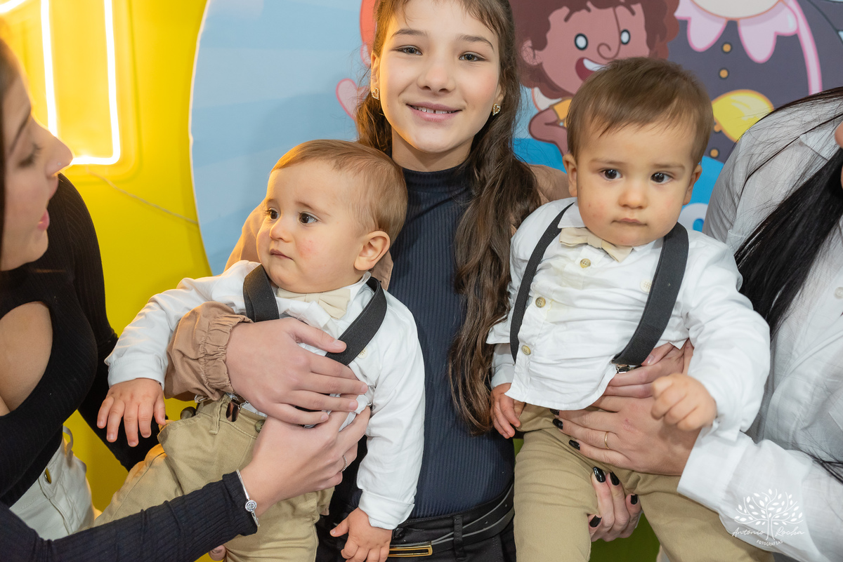 festa em dose dupla - Joaquim - Vicente - aniversário infantil - diversão - irmãos gêmeos - fofura - esperteza - sem sapato - brincadeiras - parabéns - animação - chuva de neve - abraços - carinho - memórias especiais - Antonio Rocha Fotografias-Pelotas