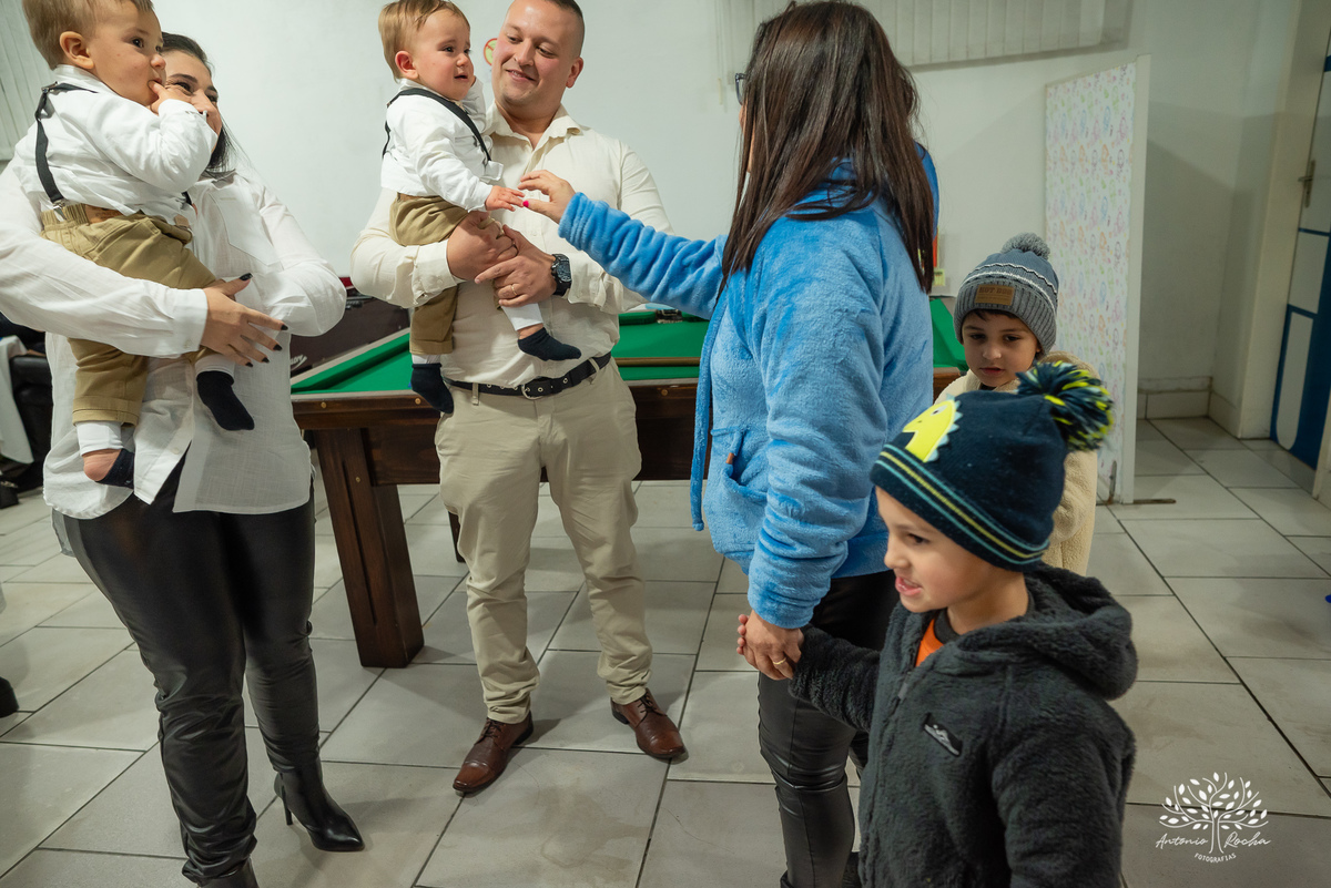 festa em dose dupla - Joaquim - Vicente - aniversário infantil - diversão - irmãos gêmeos - fofura - esperteza - sem sapato - brincadeiras - parabéns - animação - chuva de neve - abraços - carinho - memórias especiais - Antonio Rocha Fotografias-Pelotas