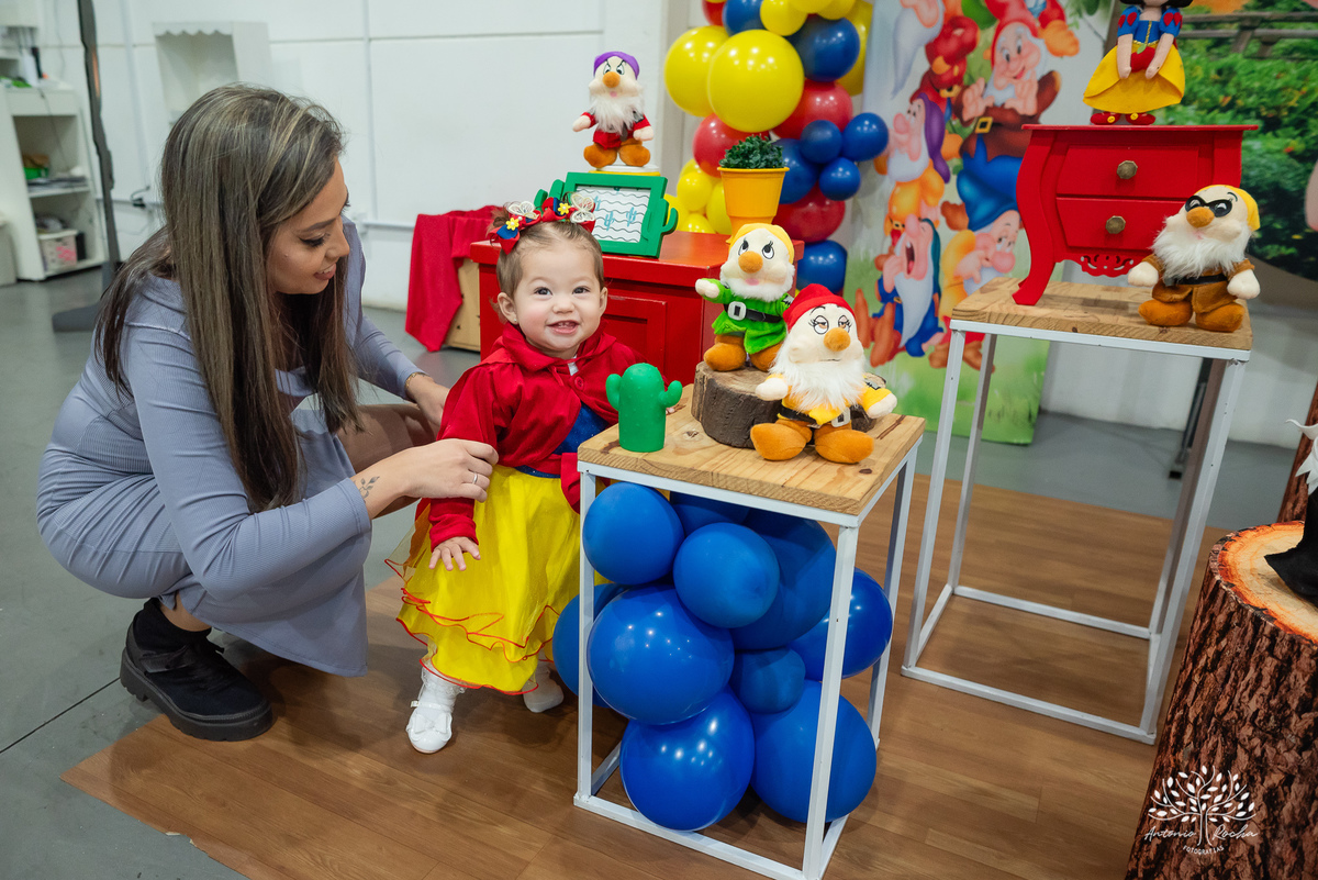 aniversário infantil - festa de aniversário - Branca de Neve - Maitê - fotografia infantil - primeiro ano - YouTube Kids - momentos especiais - família - amigos - risadas - decoração temática - Antonio Rocha Fotografias - luz da família-Pelotas