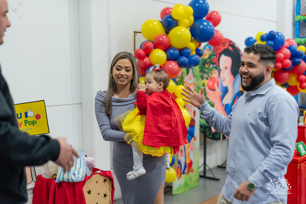 aniversário infantil - festa de aniversário - Branca de Neve - Maitê - fotografia infantil - primeiro ano - YouTube Kids - momentos especiais - família - amigos - risadas - decoração temática - Antonio Rocha Fotografias - luz da família-Pelotas
