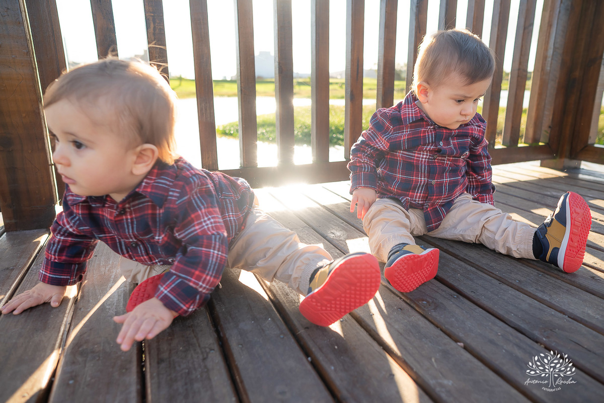ensaio fotográfico-gêmeos-Joaquim e Vicente-Tio Antonio-fotografia infantil-pré-festa de primeiro aninho-tarde de sol-memórias divertidas-fotos de família-pôr do sol-fotos autênticas- brincadeiras–fotografia profissional-Pelotas-Antonio Rocha Fotografias