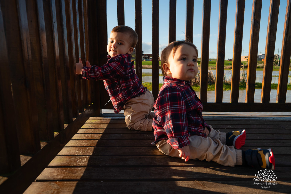 ensaio fotográfico-gêmeos-Joaquim e Vicente-Tio Antonio-fotografia infantil-pré-festa de primeiro aninho-tarde de sol-memórias divertidas-fotos de família-pôr do sol-fotos autênticas- brincadeiras–fotografia profissional-Pelotas-Antonio Rocha Fotografias