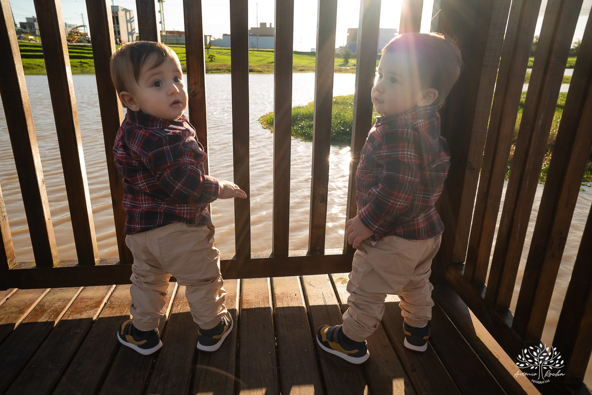 ensaio fotográfico-gêmeos-Joaquim e Vicente-Tio Antonio-fotografia infantil-pré-festa de primeiro aninho-tarde de sol-memórias divertidas-fotos de família-pôr do sol-fotos autênticas- brincadeiras–fotografia profissional-Pelotas-Antonio Rocha Fotografias
