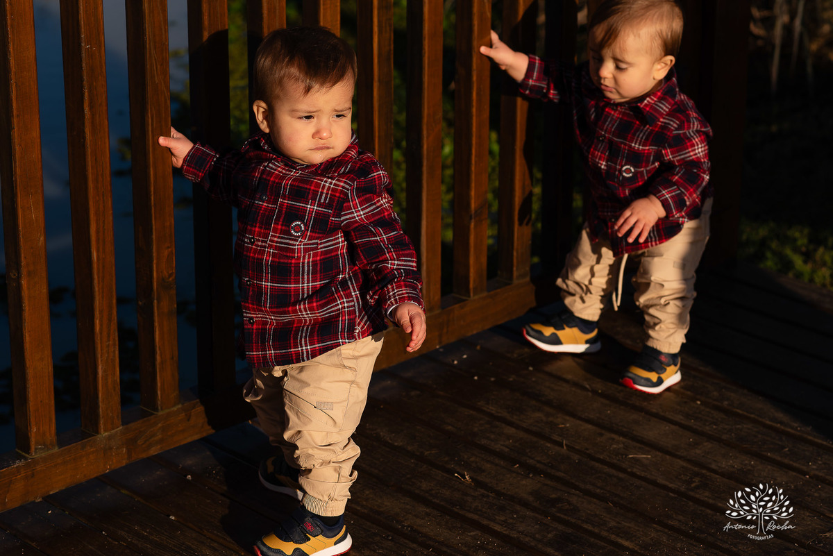 ensaio fotográfico-gêmeos-Joaquim e Vicente-Tio Antonio-fotografia infantil-pré-festa de primeiro aninho-tarde de sol-memórias divertidas-fotos de família-pôr do sol-fotos autênticas- brincadeiras–fotografia profissional-Pelotas-Antonio Rocha Fotografias