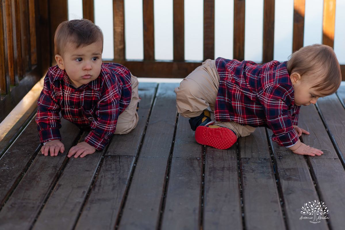 ensaio fotográfico-gêmeos-Joaquim e Vicente-Tio Antonio-fotografia infantil-pré-festa de primeiro aninho-tarde de sol-memórias divertidas-fotos de família-pôr do sol-fotos autênticas- brincadeiras–fotografia profissional-Pelotas-Antonio Rocha Fotografias