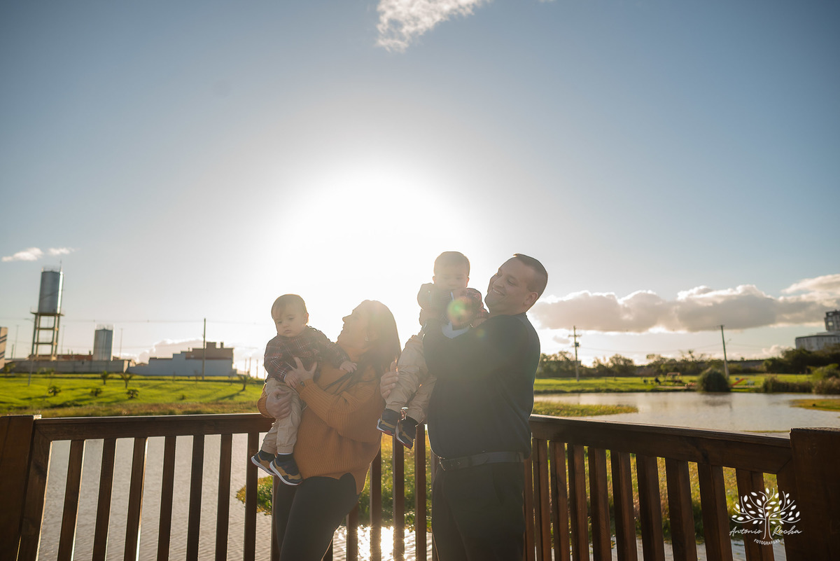 ensaio fotográfico-gêmeos-Joaquim e Vicente-Tio Antonio-fotografia infantil-pré-festa de primeiro aninho-tarde de sol-memórias divertidas-fotos de família-pôr do sol-fotos autênticas- brincadeiras–fotografia profissional-Pelotas-Antonio Rocha Fotografias